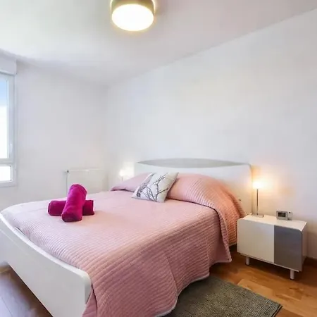 Beautiful Apartment With Terrace Annecy Buitenkant foto